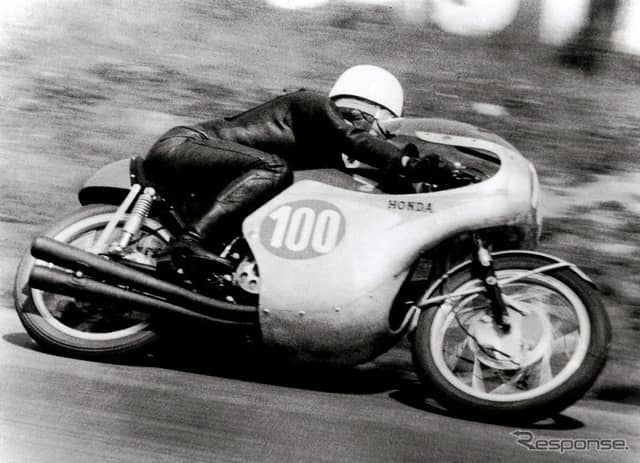 RC162 に乗る高橋国光選手(1961年)《写真 ホンダ》