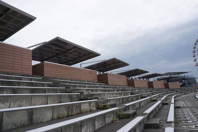 高台に設置されたR-BOX《撮影 纐纈敏也》