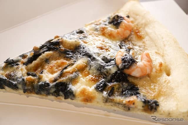 鈴鹿名物のタイヤカスブラックピザ《撮影 纐纈敏也》