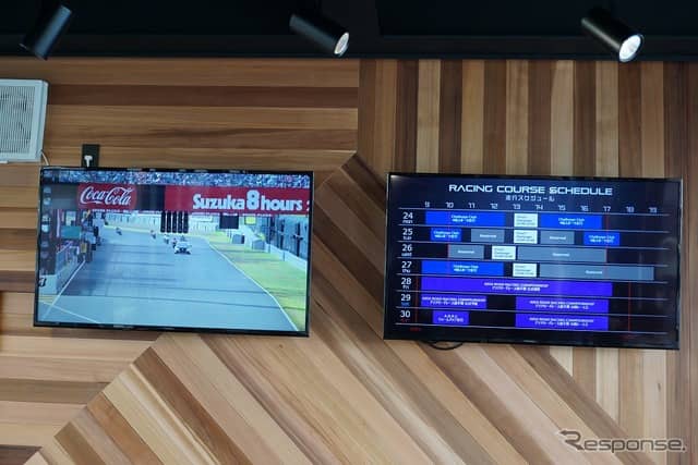 COURSE SIDE PIZZERIA-GRAN VIEW-店内には大型モニターも設置《撮影 纐纈敏也》