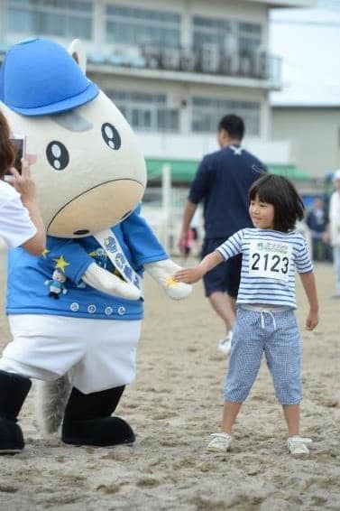 出走ゲートからスタート！競馬場のダートコースを走る「ダートランinそのだけいば」12月開催