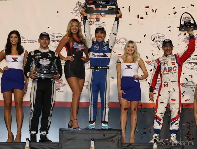 （選手3人は左から）2位カーペンター、優勝の琢磨、3位カナーン。《写真提供 INDYCAR》