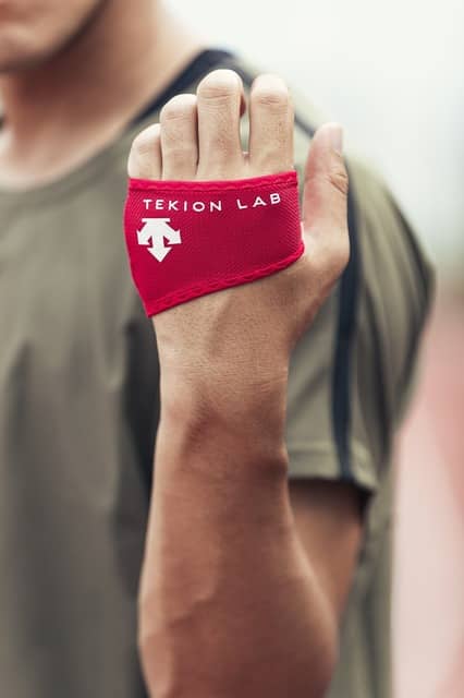 デサント、手のひらを冷やすことで暑熱対策につながるグローブを開発