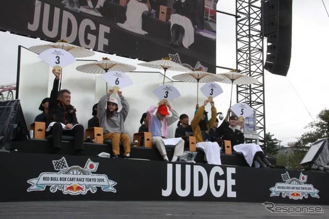 審査員5名：左から山本雅史監督、高梨沙羅選手、ワクワクさん、amiさん、Mattさん《撮影 中尾真二》