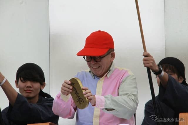 賄賂をもらってパフォーマンスポイントを高くつけるワクワクさん《撮影 中尾真二》