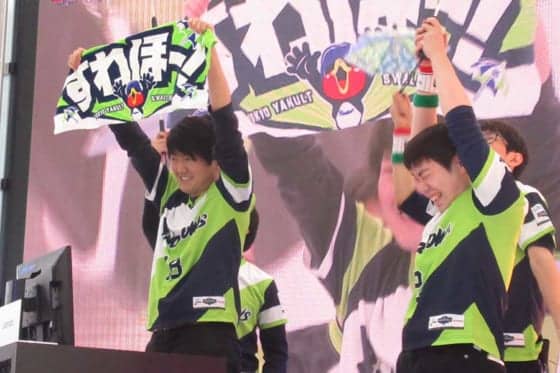 【eBASEBALL】大逆転Vヤクルト「梅野投手が一番強い」　フル回転の右腕に敬礼