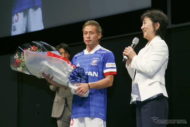 横浜F・マリノス仲川輝人選手（左）、日産自動車副社長 星野朝子氏（右）