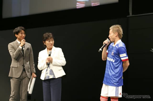 J1優勝の立役者、横浜F・マリノス仲川選手にサプライズ！ 日産が GT-R を贈呈