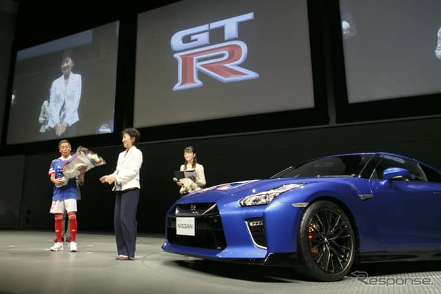 J1優勝の立役者、横浜F・マリノス仲川選手にサプライズ！ 日産が GT-R を贈呈