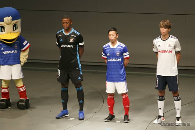 J1優勝の立役者、横浜F・マリノス仲川選手にサプライズ！ 日産が GT-R を贈呈