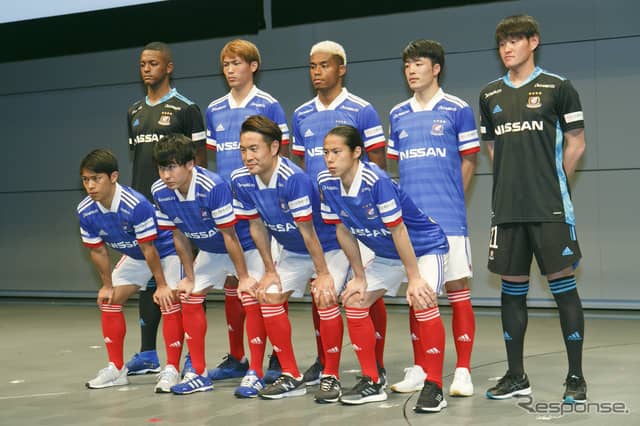 J1優勝の立役者、横浜F・マリノス仲川選手にサプライズ！ 日産が GT-R を贈呈