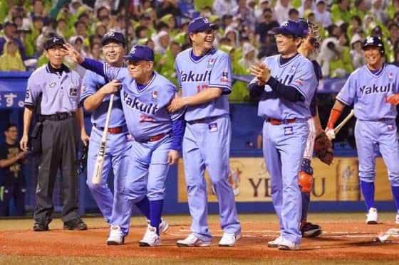 ★ヤクルト 73 野村克也 1998年 勇退記念 サイン入り下敷き 最終戦配布 7EWK7GC2ZFJKLFL5CQBZCVG2UE.jpg