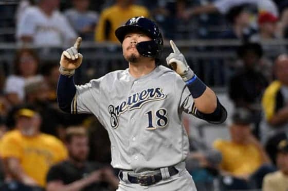 【MLB】ブルワーズ日系3世ヒウラが婚約 彼女とのキスハグ写真に祝福殺到「お幸せに」