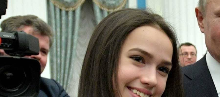 ザギトワ、へそ出しタンクトップで12歳妹と“天使の舞”　海外絶賛「2人のモデルだ」