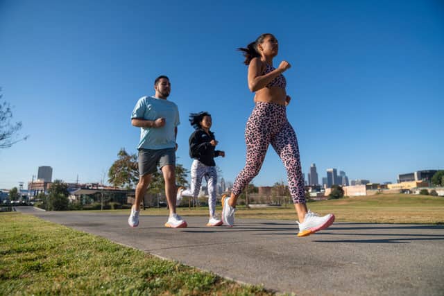 ホカ オネオネ、スムースな走り心地のロードランニングシューズ「CLIFTON EDGE」7月発売