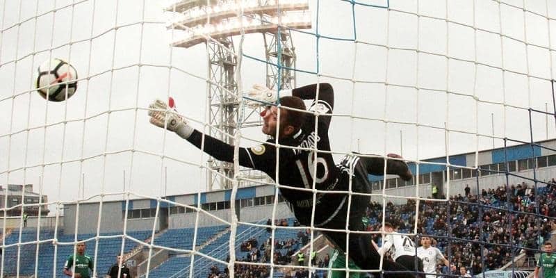 ロシアのベテランGKゴロドフがロケットのような弾丸ミドルを片手でセーブ！【アンビリーバブル・セーブス】