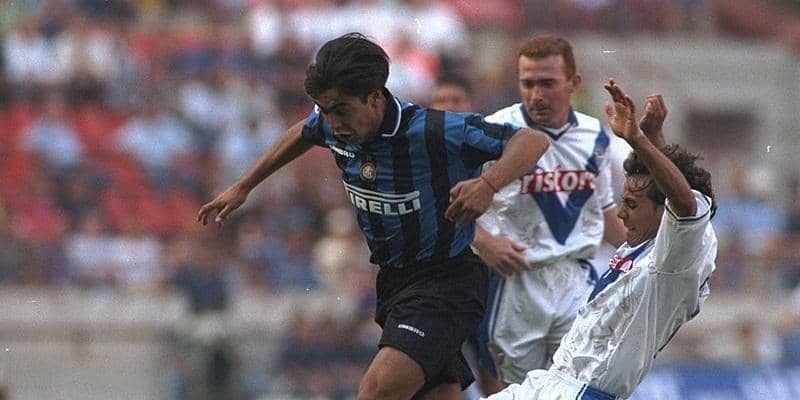 “怪物”ロナウドからスポットライトを奪う！“マジカルレフティ”レコバが飾った鮮烈なインテルデビュー！【ファースト・ゴールズ】