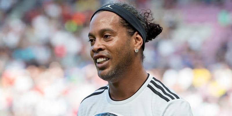 相手GK一歩も動けず！PSG時代のロナウジーニョのFKが完璧【ビューティフル・フリーキック】