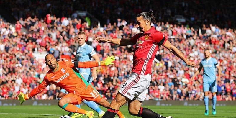 ストークのベテランGKグラントが、ズラタンとの1vs1の決定機をダブルセーブで阻止！【アンビリーバブル・セーブス】