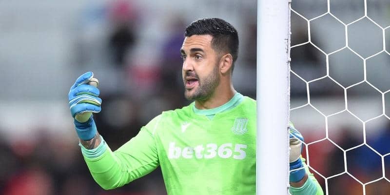 ストークGKフェデリチがクリヒの狙いすましたミドルシュートを指先でギリギリセーブ！【アンビリーバブル・セーブス】