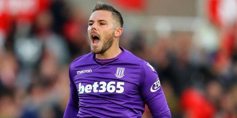 ストークGKバトランドがデ・ブライネのミドルを力強い右手でスーパーストップ！【アンビリーバブル・セーブス】