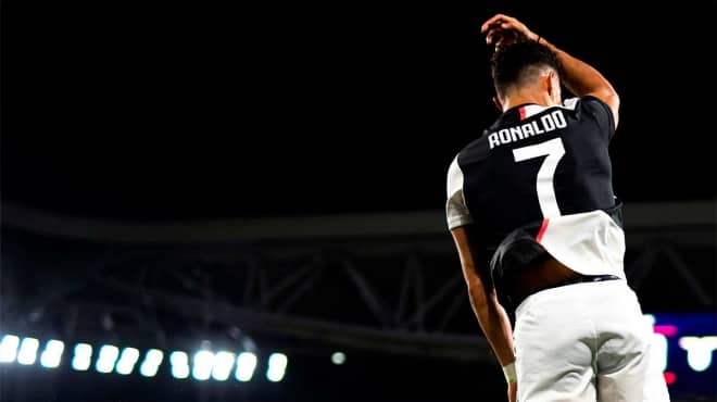 メッシ退団説が加速する一方 ロナウドは残留を明言「3シーズン目を...」