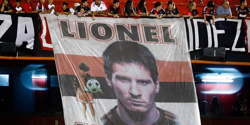 メッシ“33歳”の決断、33歳のマラドーナ加入を経験した古巣サポーターは期待を胸にパレード敢行