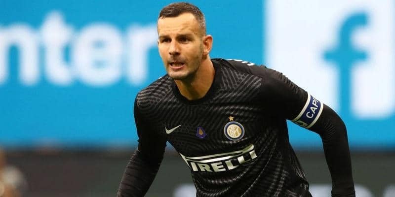 インテルの頼れる守護神ハンダノビッチがカリアリの反撃を阻むファインセーブ！【アンビリーバブル・セーブス】