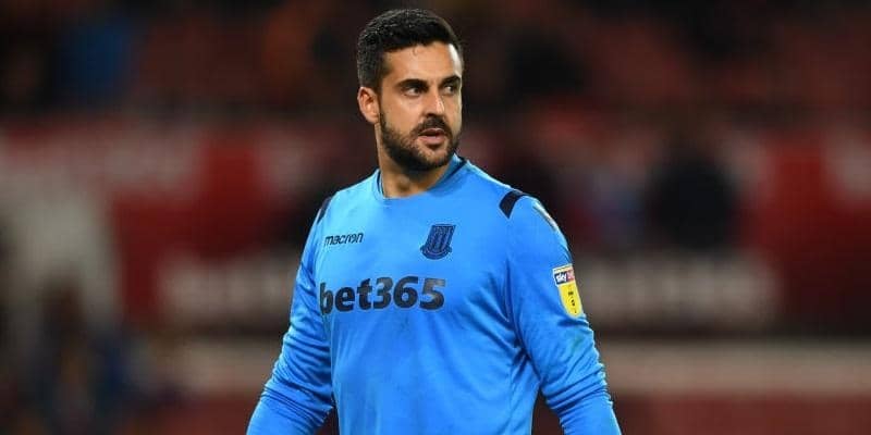 ストークGKフェデリチが強烈ミドルをアクロバティックな横っ飛びセーブ【アンビリーバブル・セーブス】