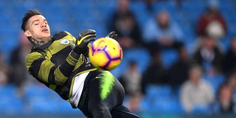 シティの守護神エデルソンがキャロルの至近距離からの強烈なシュートをスーパーストップ！【アンビリーバブル・セーブス】