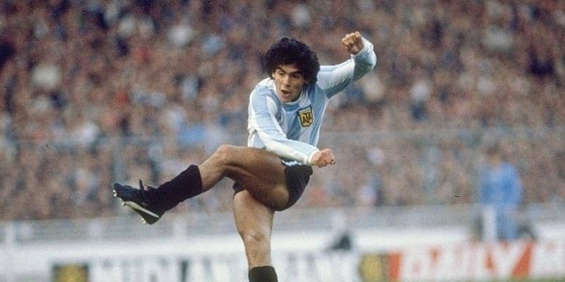 20世紀を代表する規格外のフットボーラー、マラドーナがバルセロナで決めた欧州初ゴール【ファースト・ゴールズ】