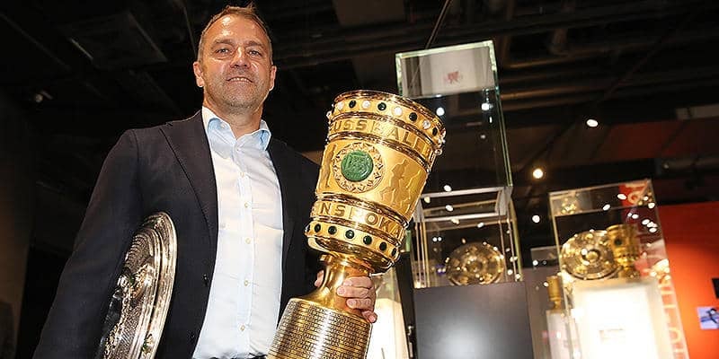 バイエルンを7年ぶりの3冠に導いたフリック監督がドイツ年間最優秀監督に輝く！