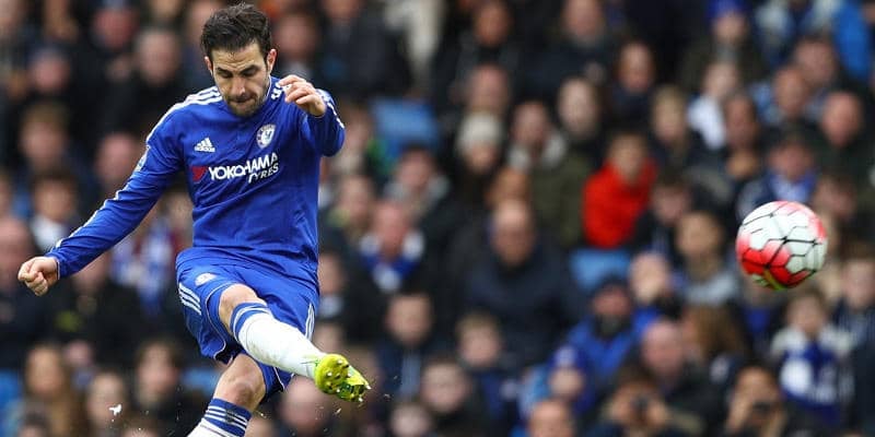 チェルシー時代のセスクがダービーで決めたコース、スピードともに完璧な一撃【ビューティフル・フリーキック】