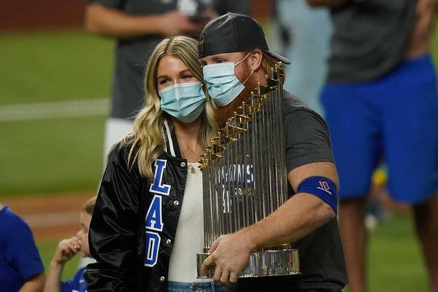 MLB】美人妻はチューブトップドレス姿 ド軍主砲とのラブラブ記念日に 