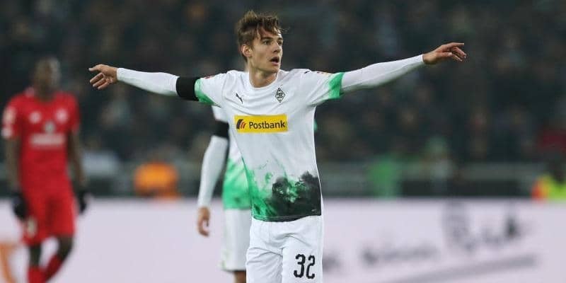 【珍プレー好プレー】距離の長さは関係なし!“次代のトニ・クロース”が決めた超ロングシュート《2020年1月・好プレー》