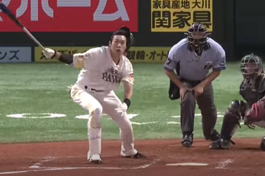 球場騒然となった鷹柳田の“変態打ち”　右手1本での異次元弾に放送席も困惑