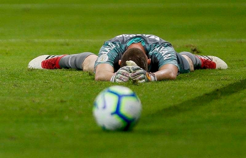 珍プレー好プレー 30秒で天国から地獄へ 試合終了間際 決死の攻撃参加から劇的ゴールを決めたgkを悲劇が襲う 年11月 珍プレー サッカー スポーツブル スポブル