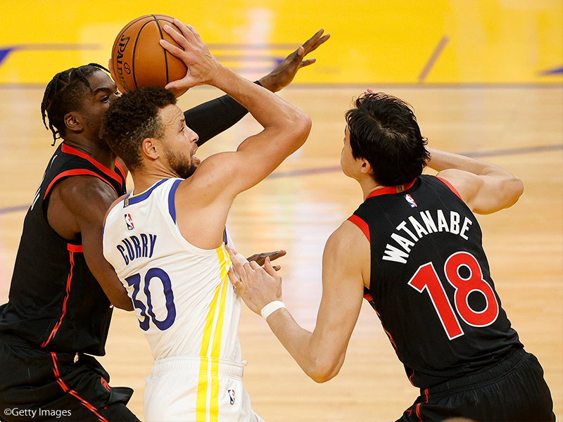 渡邊雄太、豪快なダンクで2得点を記録…カリーのシュートをブロックする場面も