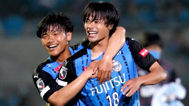 なぜ三笘薫は「ハートマーク」を掲げたのか？ J1新人最多得点時に“ヒーロー”が果たした約束