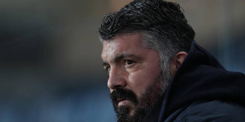 不甲斐ないチームに喝！ナポリファンがユベントス戦前にチームホテル前に集結、監督はヒゲを剃る？