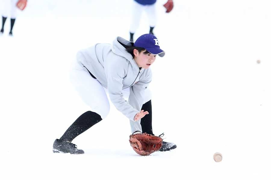体感温度は氷点下…　雪上ノックで全国頂点目指す駒苫女子「白い土ですから」