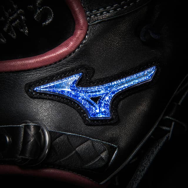 田中将大、ブルーダイアモンドを新ロゴカラーにしたグラブを使用