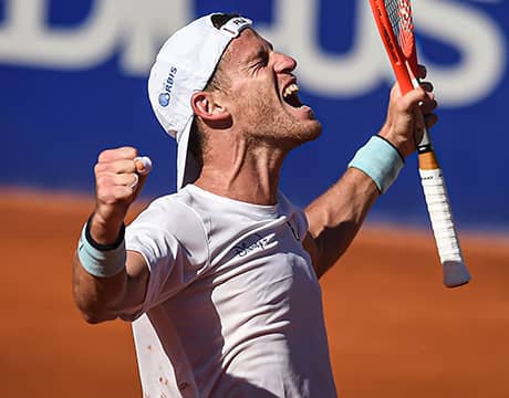  完勝で決勝へ、地元初Vへ王手 