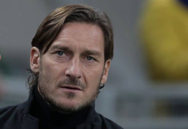 どうしてあんなことを 英雄トッティがバロテッリへの悪質キックを懺悔 後悔している と語った もう一つの愚行 とは サッカー スポーツブル スポブル