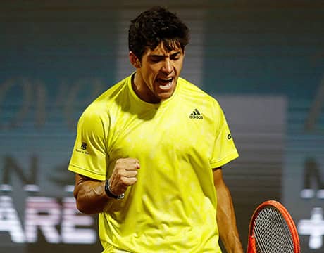  セット落とさず地元初V王手 