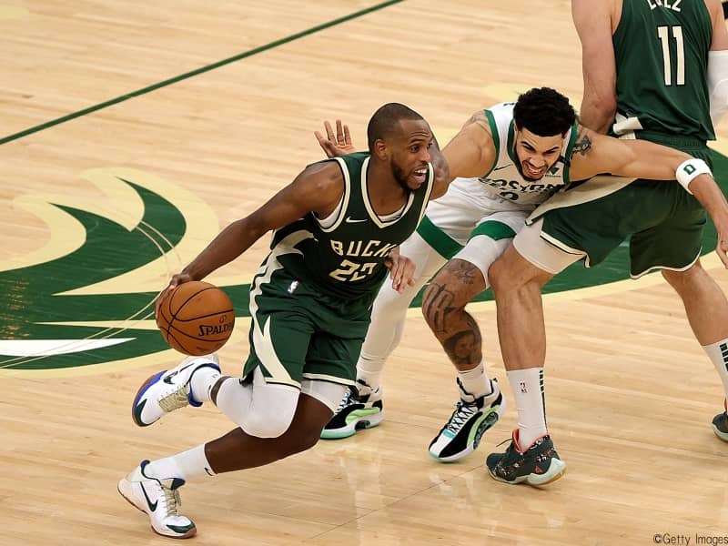 バックスがセルティックスに競り勝ち8連勝！　スタメン全員が2ケタ得点を記録