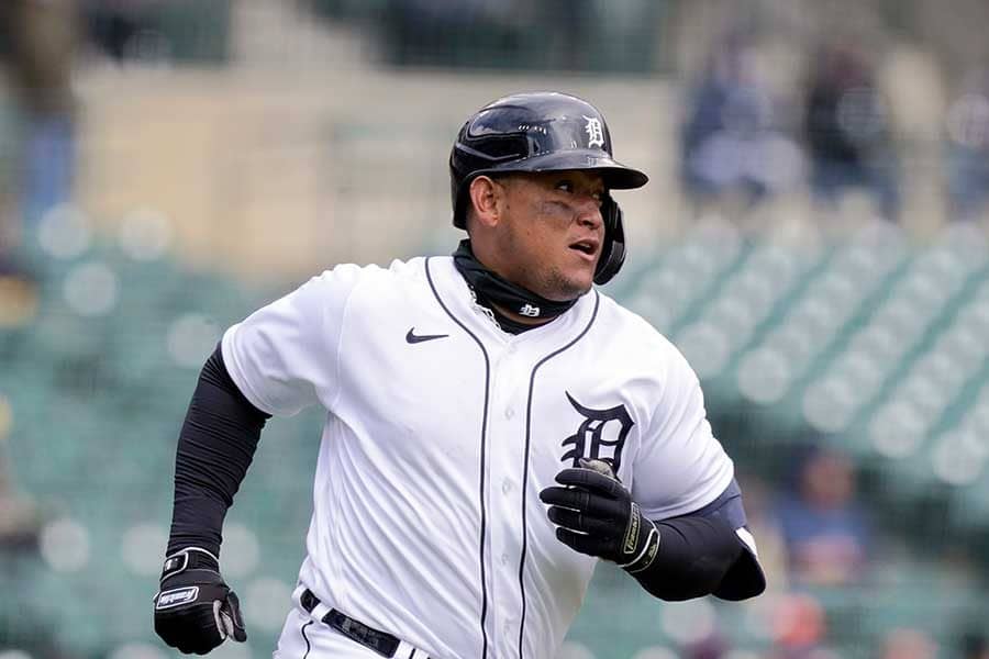 Mlb 吹雪のせいでボール見えず Hrなのに二塁に滑り込んだ3冠王が おもしろすぎ 野球 スポーツブル スポブル Mlb 吹雪のせいでボール見えず Hrなのに二塁に滑り込んだ3冠王が おもしろすぎ 野球 スポーツブル スポブル