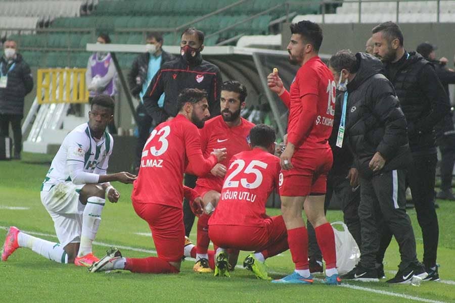 ピッチ内での珍百景　突然のもぐもぐタイムが450万再生大反響「最高だ」「超尊敬！」