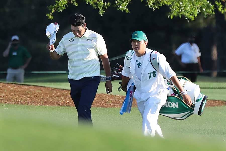 松山支えた早藤キャディー「お辞儀は自然な事」　米メディアに明かす“美しき一礼”秘話