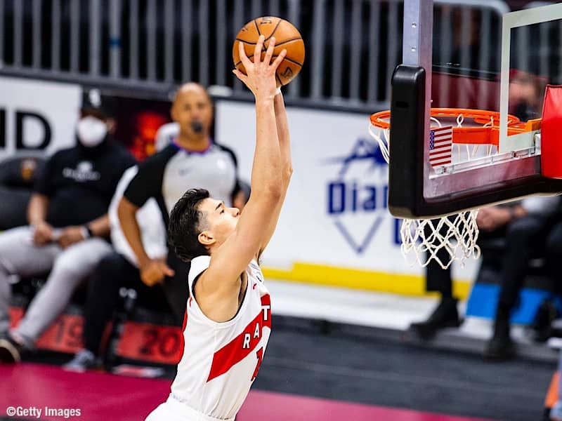 本契約後の試合に挑んだ渡邊雄太が5得点を記録…ラプターズはネッツに勝利